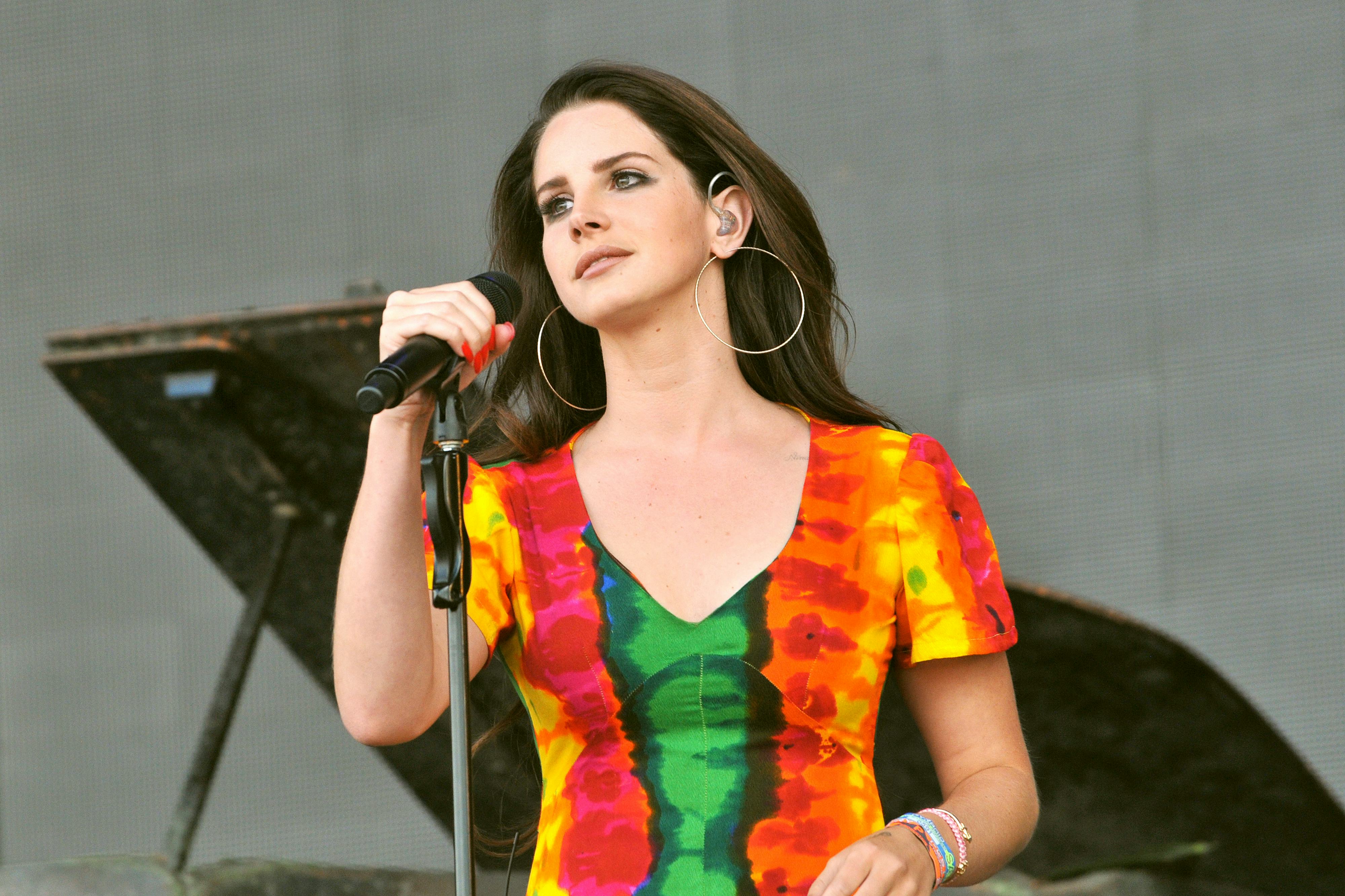 GLASTONBURY, ENGLAND - JUNE 28:  Lana Del Rey performs live on the Pyramid stage during day two of t...
