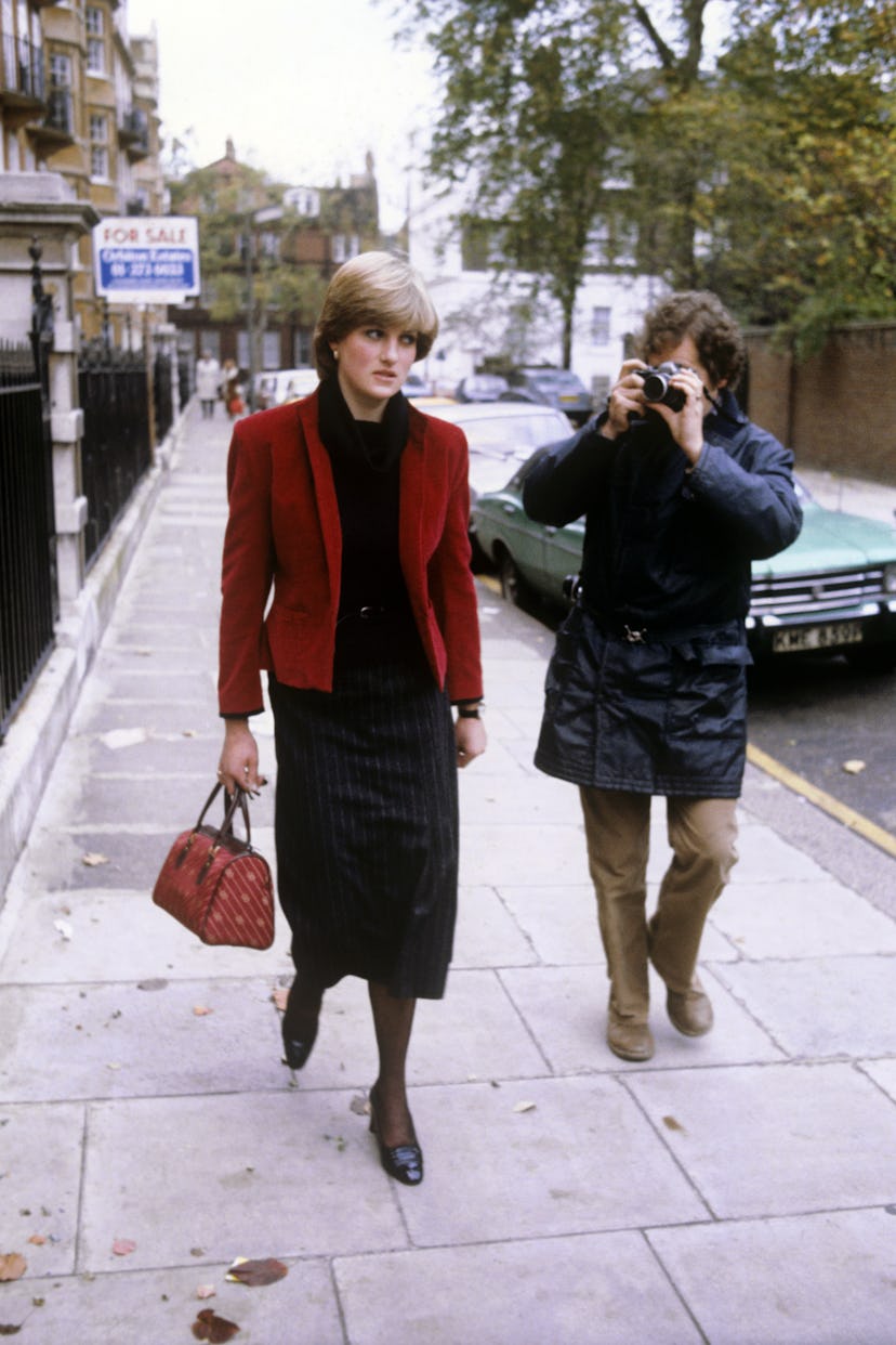 Diana Spencer being followed by the press.