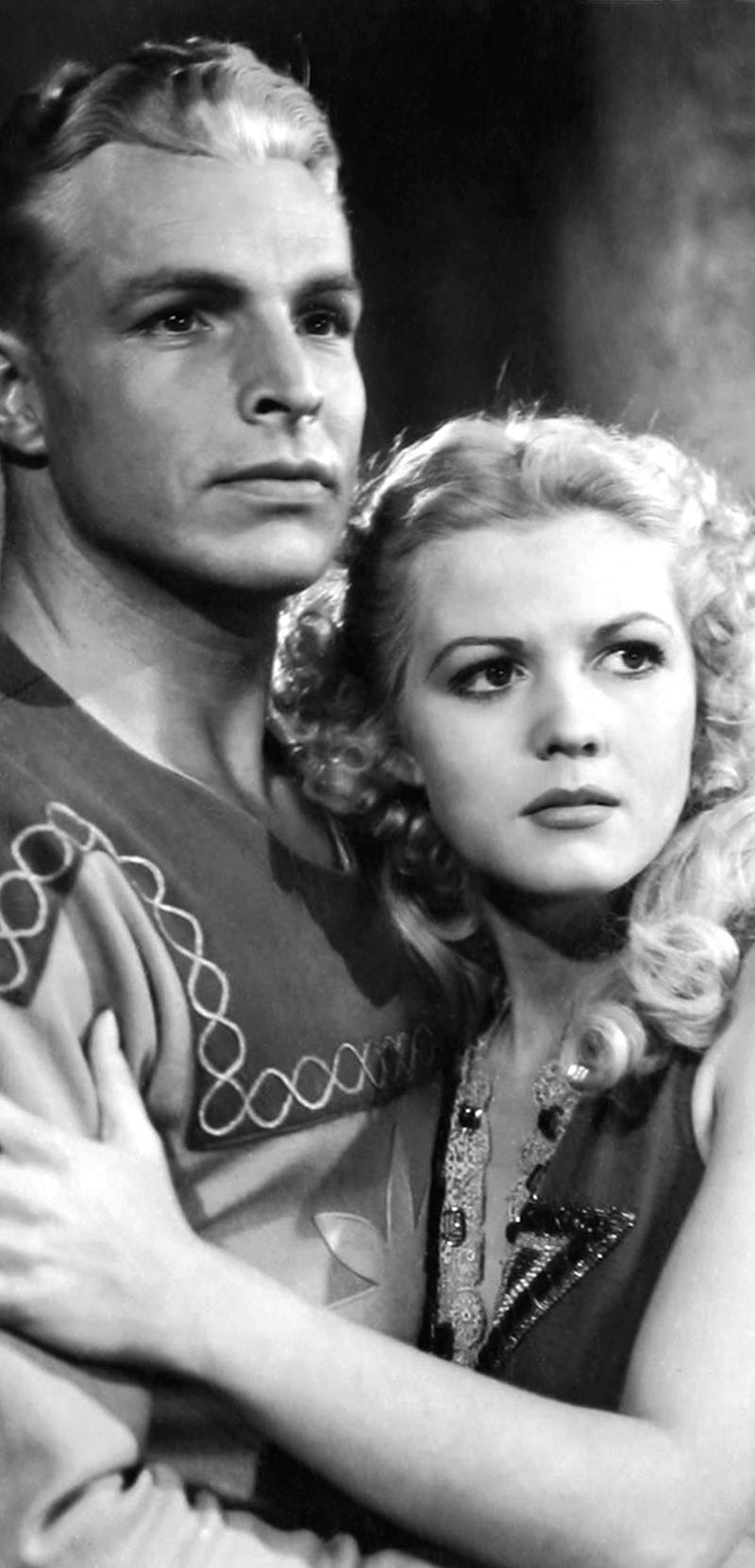 Actors Buster Crabbe as Flash Gordon and Jean Rogers as Dale Arden in the 1936 film serial 'Flash Go...