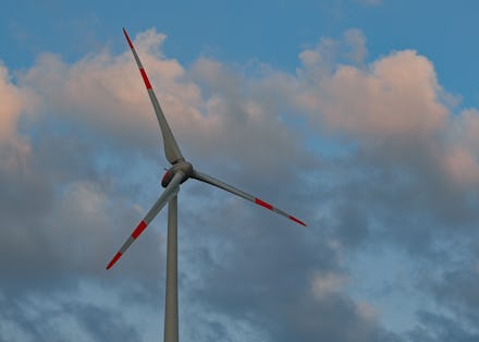 26 March 2021, Brandenburg, Sieversdorf: A wind turbine in front of clouds. Photo: Patrick Pleul/dpa...