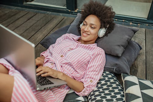 21 Zoom Icebreakers For Big Groups That'll Save The Day