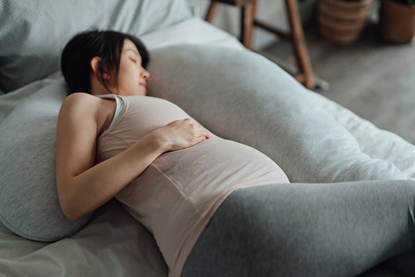pregnant woman with body pillow