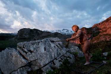 The Neanderthal woman was re-created built by Andrie and Alfons Kennis. They used replicas of a pelv...
