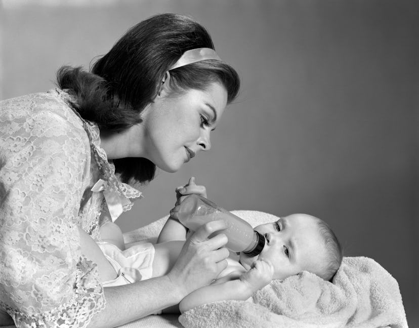 1960s MOTHER BOTTLE FEEDING INFANT CHILD  (Photo by H. Armstrong Roberts/ClassicStock/Getty Images)