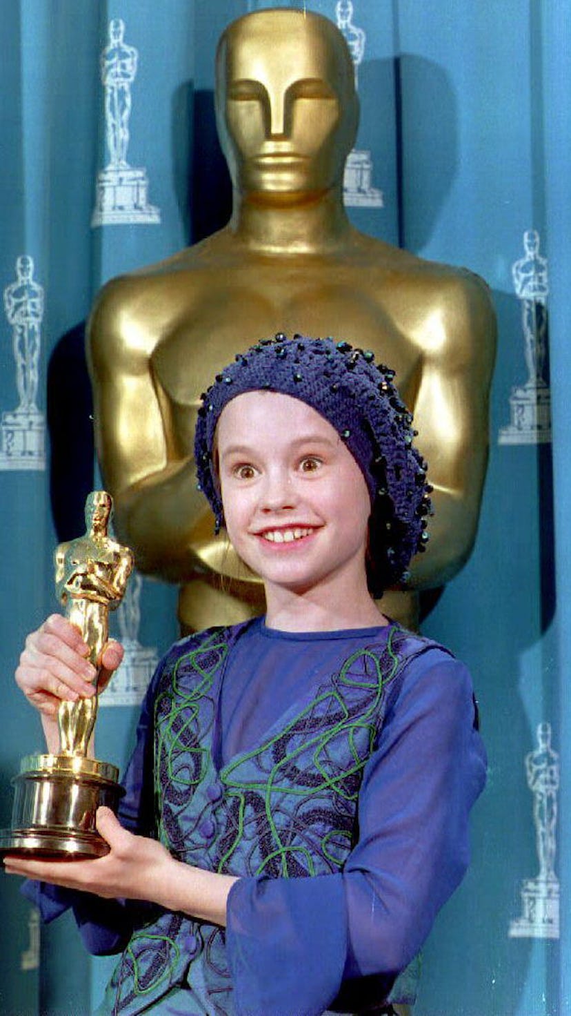 LOS ANGELES, UNITED STATES:  Actress Anna Paquin of New Zealand poses with the 1993 Oscar she receiv...