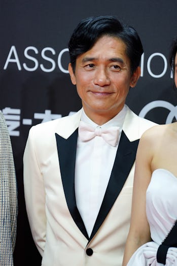 中国上海-9月6日：演员梁朝伟（Tony Leung Qiu Wai）站在2019年9月6日在中国上海举行的2019 GQ年度人物颁奖典礼的红地毯上。  （VCG / VCG通过Getty Images拍摄）