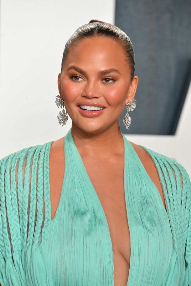 BEVERLY HILLS, CALIFORNIA - FEBRUARY 09: Chrissy Teigen attends the 2020 Vanity Fair Oscar party hosted by Radhika Jones at Wallis Annenberg Center for the Performing Arts on February 09, 2020 in Beverly Hills, California. (Photo by George Pimentel/Getty Images)