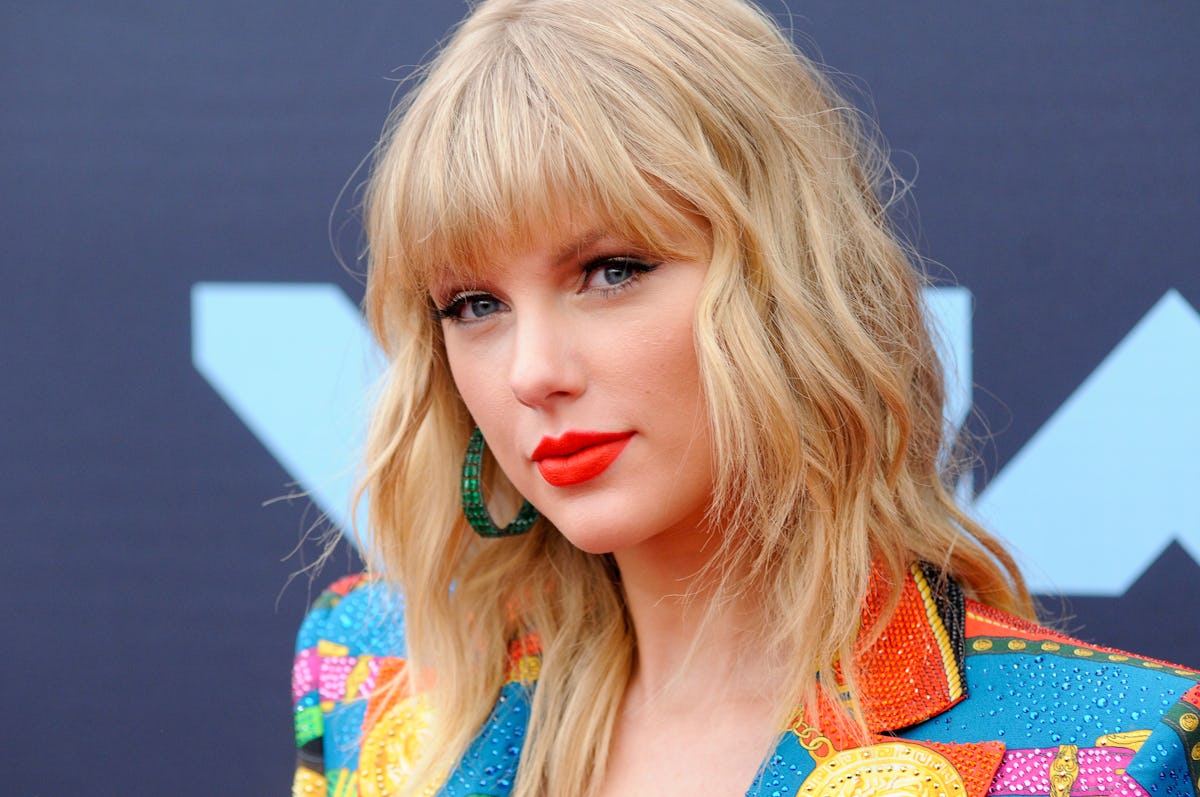 10 Taylor Swift Songs To Listen To When You Re Falling In Love