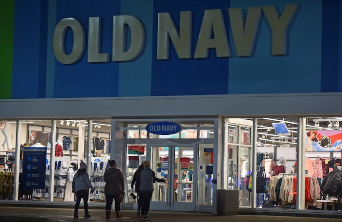 WILKES-BARRE, UNITED STATES - 2020/11/27: Black Friday shoppers walk into Old Navy. (Photo by Aimee ...