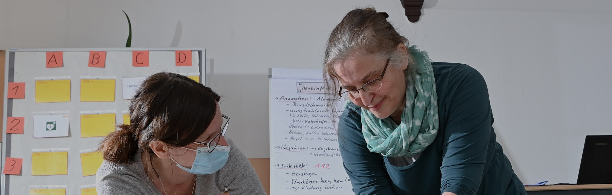 24 April 2021, Brandenburg, Falkensee: Volunteer instructor Anja Mudlagk (l) and first aid instructo...