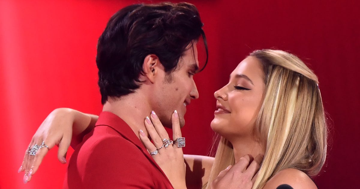 Outer Banks Stars Chase Stokes Madelyn Cline Shared The Juiciest Kiss At The 21 Mtv Movie Tv Awards Outer Banks Stars Chase Stokes Madelyn Cline Shared The Juiciest Kiss At The 21 Mtv Movie Tv Awards