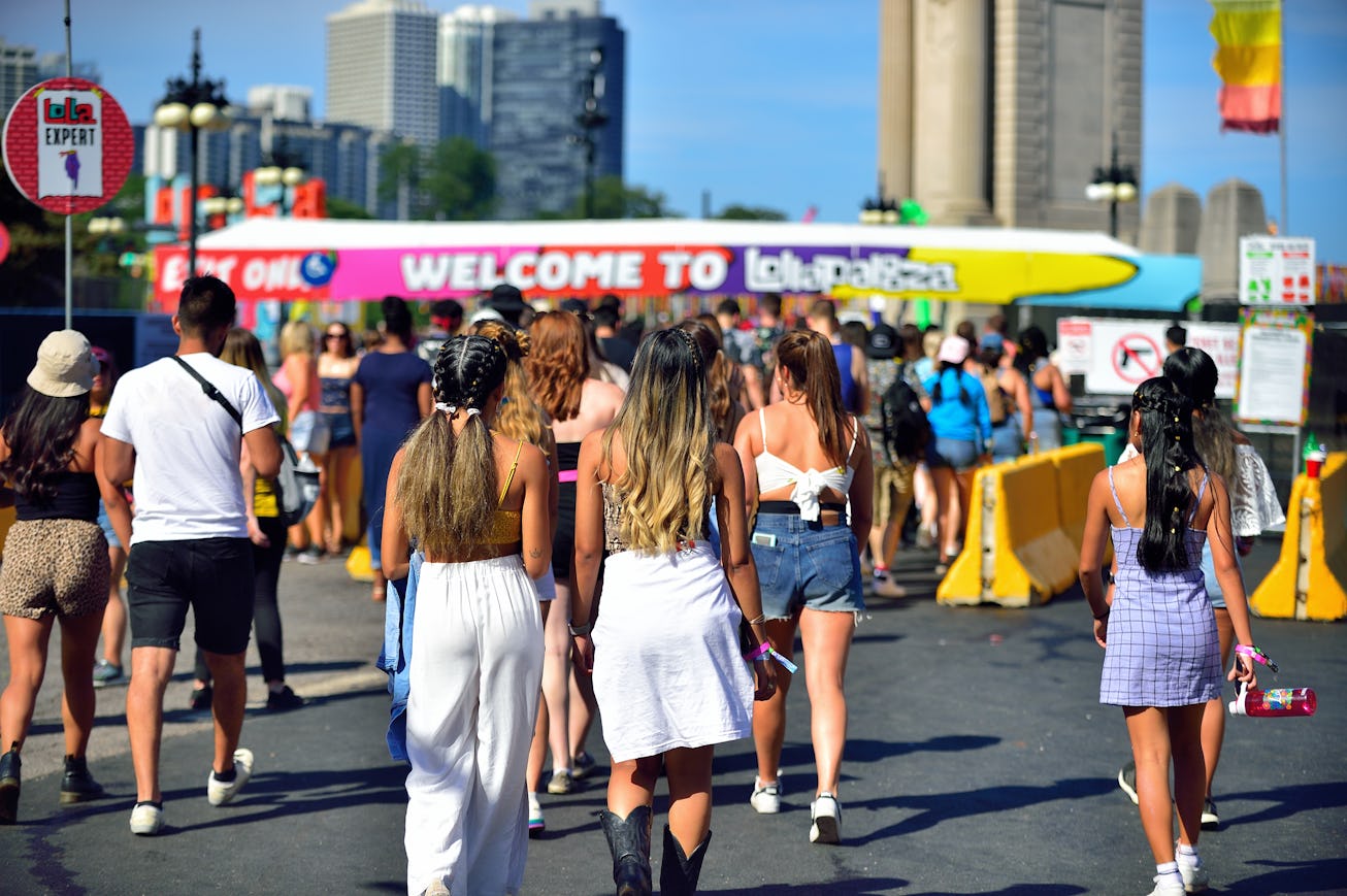Chicago, Illinois, USA. Young adults and teens flocking to Lollapalooza the annual four-day music fe...