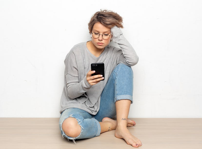 A woman who got left on read figures out how to respond