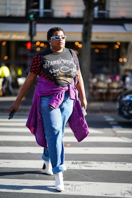 PARIS, FRANCE - SEPTEMBER 28: A guest wears blue sunglasses, a "Hard Rock Cafe" t-shirt, a purple ja...