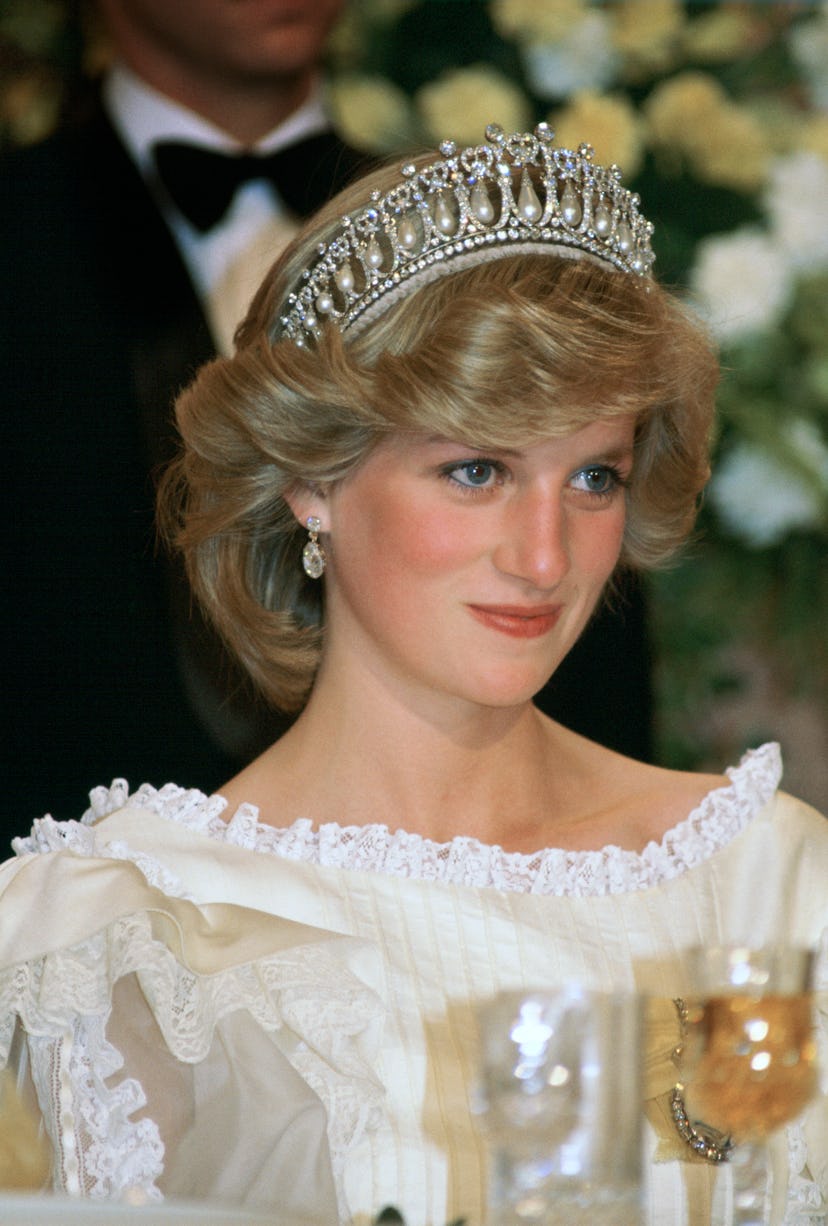 NEW ZEALAND - APRIL 29:  Princess Diana At A Banquet In New Zealand Wearing The Cambridge Knot Tiara...