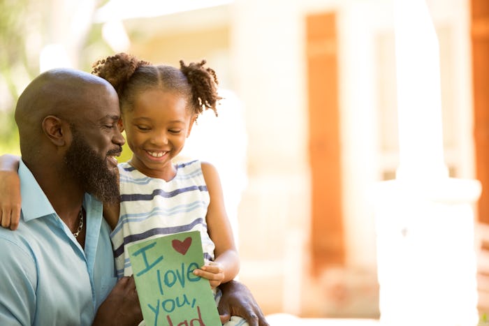 little girl gives dad a father's day card, what to write in a father's day card