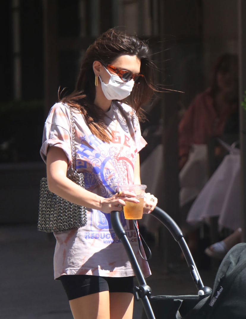 Emily Ratajkowski’s oversized tee and bike shorts is serving up major summer outfit inspo.