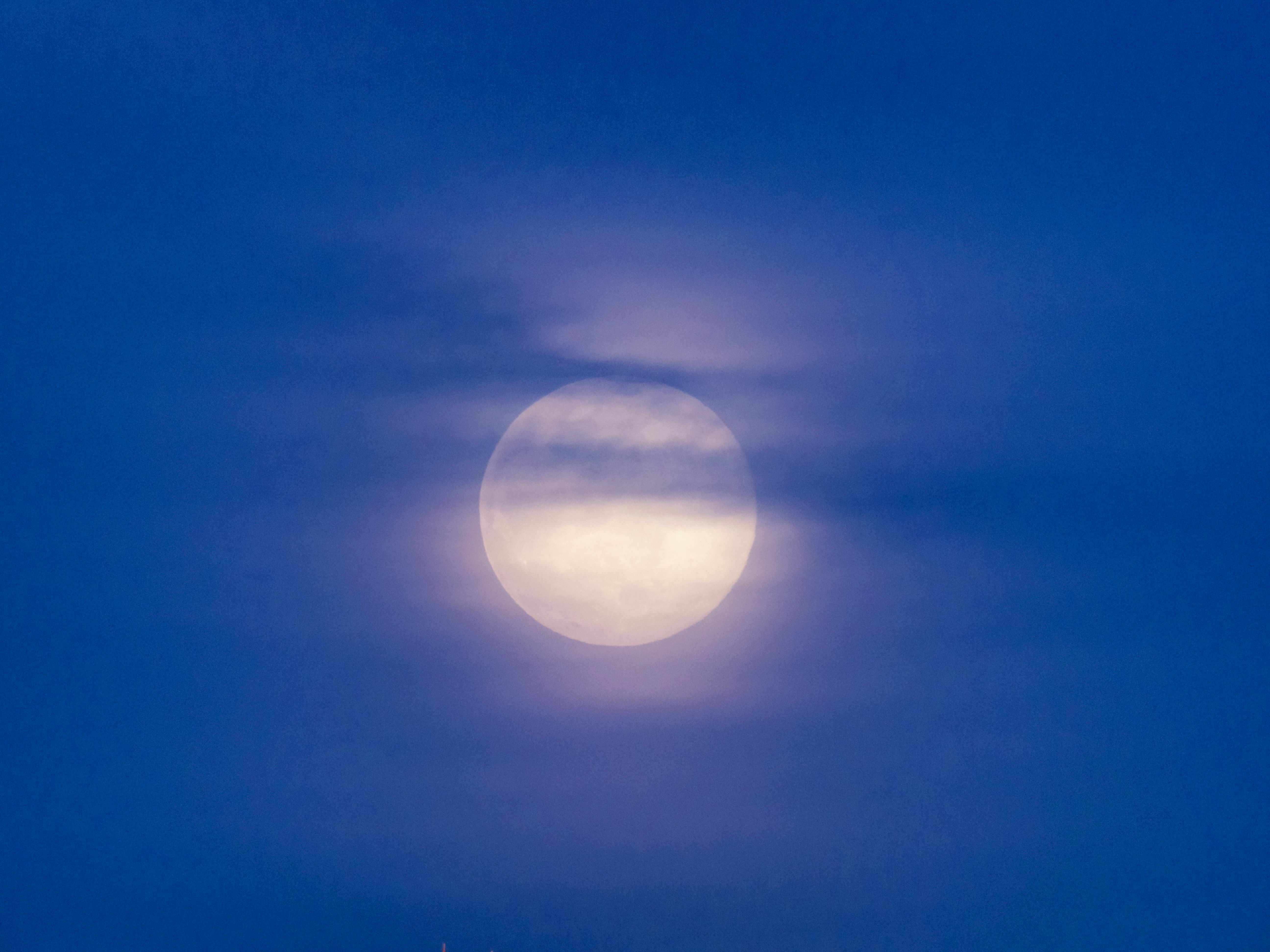 Knowing the dos and don'ts of the May 2021 full moon is important for all zodiac signs.