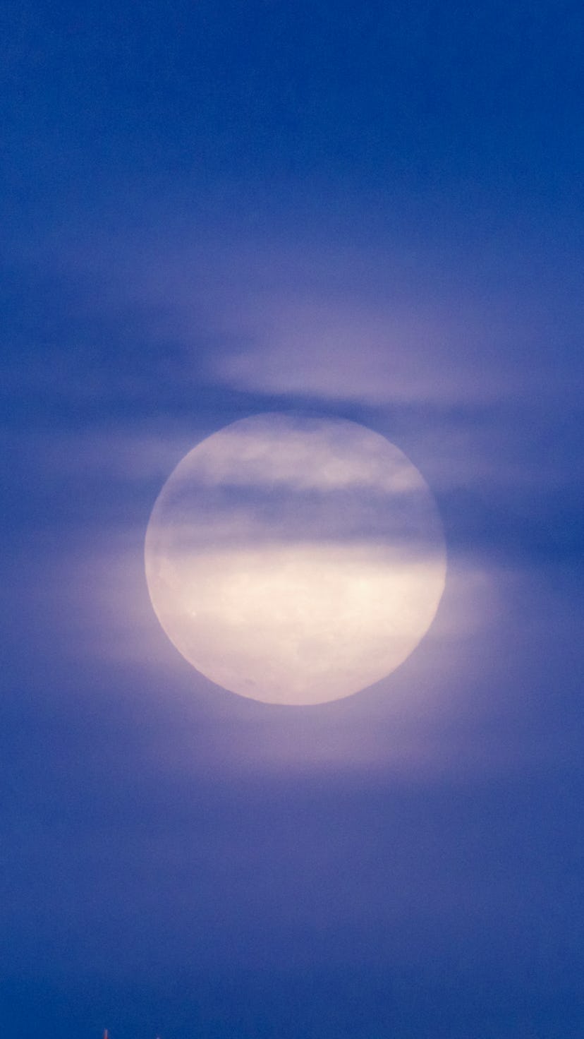 Knowing the dos and don'ts of the May 2021 full moon is important for all zodiac signs.
