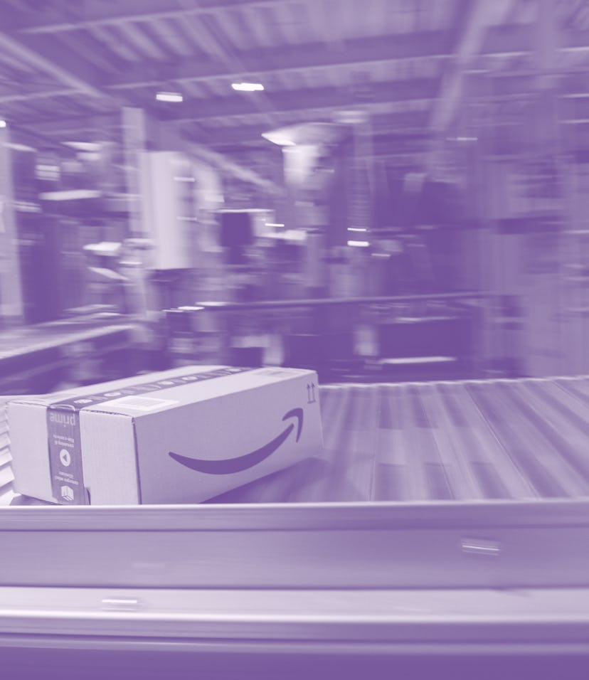 12 May 2021, Saxony-Anhalt, Sülzetal: A conveyor system transports a package at the Amazon logistics...