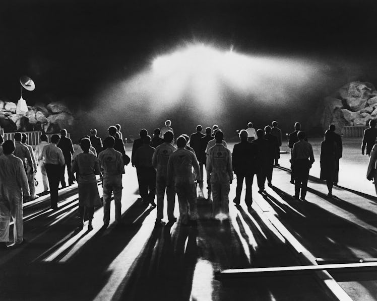 An alien spacecraft arrives on the Earth in a scene from the science fiction film 'Close Encounters ...