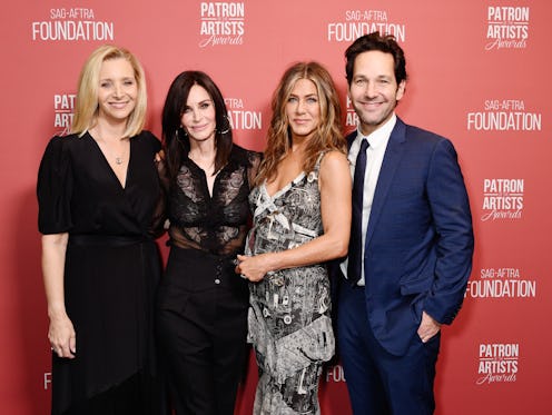 BEVERLY HILLS, CALIFORNIA - NOVEMBER 07: (L-R) Lisa Kudrow, Courteney Cox, winner of the 'Artists In...