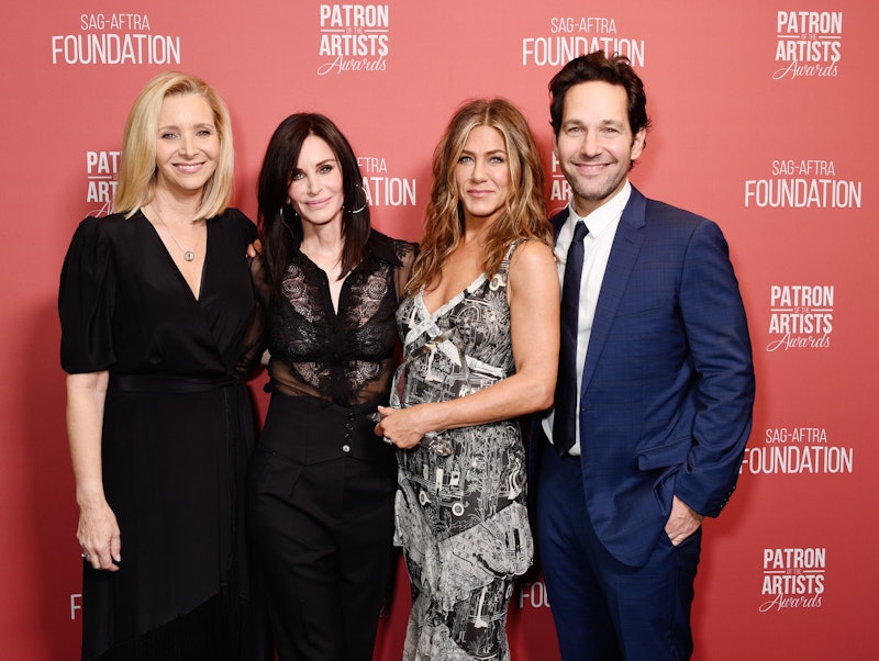 BEVERLY HILLS, CALIFORNIA - NOVEMBER 07: (L-R) Lisa Kudrow, Courteney Cox, winner of the 'Artists In...