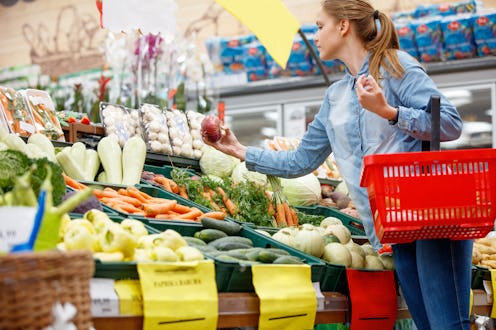 What foods throw off your pH balance and make your vag smell bad temporarily? Experts weigh in.
