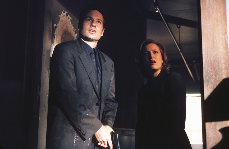 THE X-FILES - SEASON 7:  Agent Fox Mulder (David Duchovny, L) and Agent Dana Scully (Gillian Anderso...