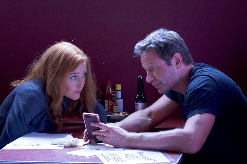 THE X-FILES:  L-R: Gillian Anderson and David Duchovny in the "This" episode of THE X-FILES airing W...