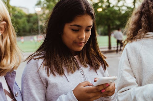 Girl texts group chat interesting ice breaker.