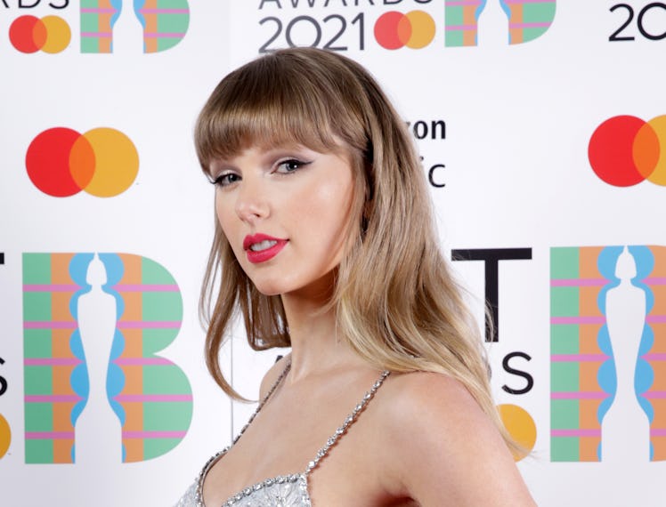 LONDON, ENGLAND - MAY 11: Taylor Swift, winner of the Global Icon award poses in the media room duri...