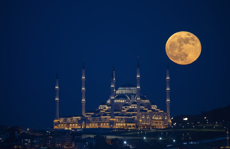 ISTANBUL, TURKEY - MAY 26: Super moon is seen with Camlica Mosque over Istanbul on May 26, 2021. A â...