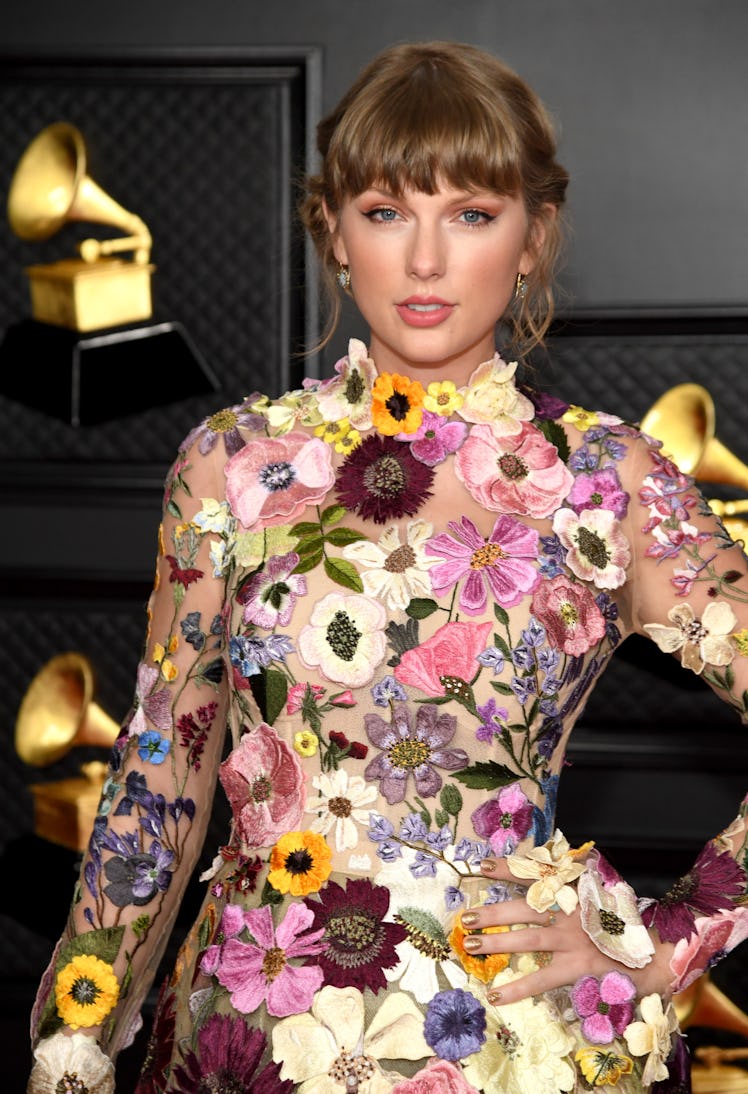 Taylor Swift at the 2021 Grammy Awards wearing her classic blunt-cut bangs hairstyle.