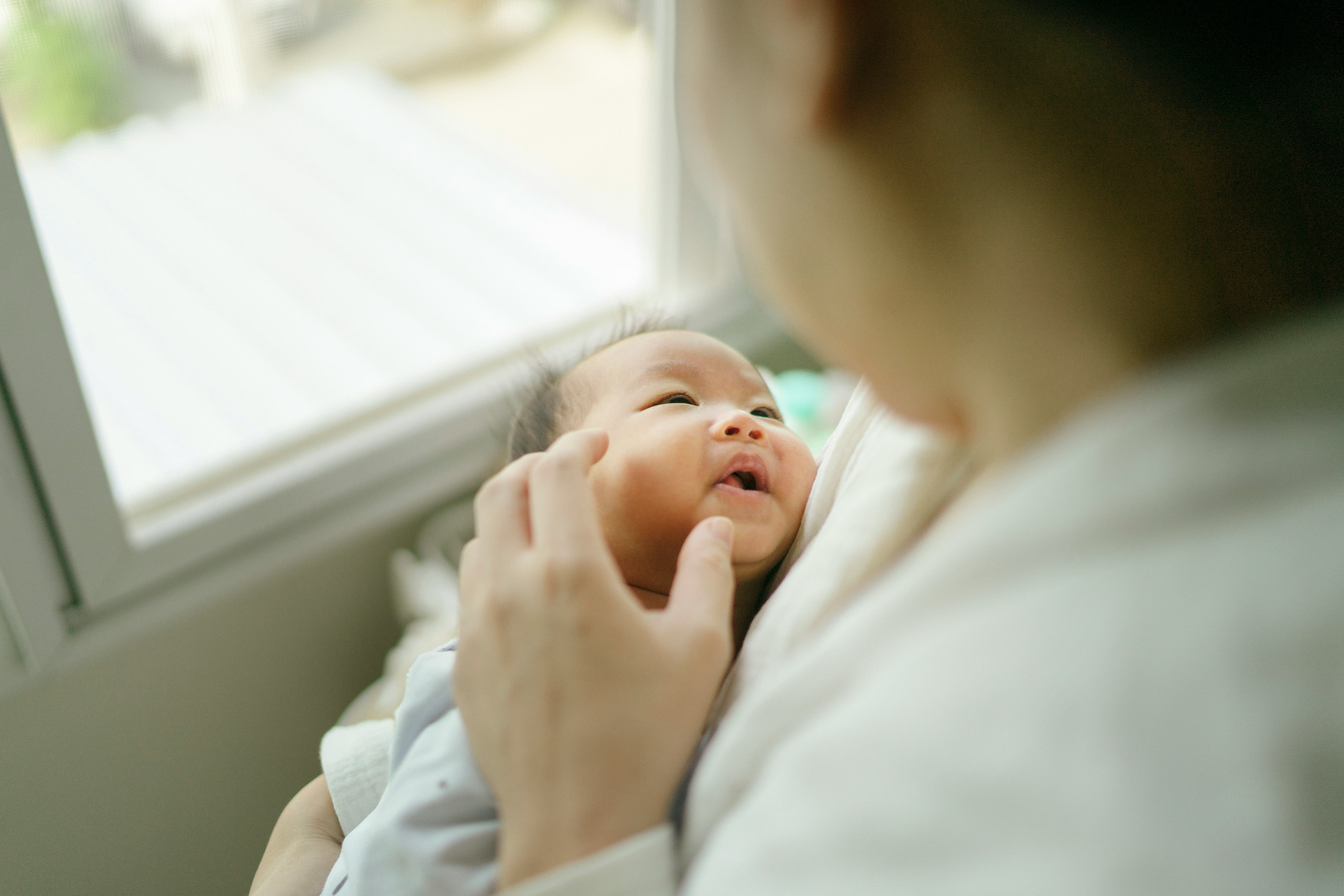 5 Best Breastfeeding Positions For Newborns