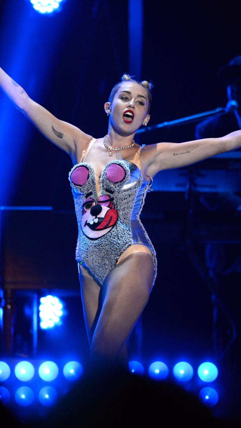 Miley Cyrus’ 13 Most Jaw-Dropping & Empowering Live Performances. Photo via Kevin Mazur/WireImage/Ge...