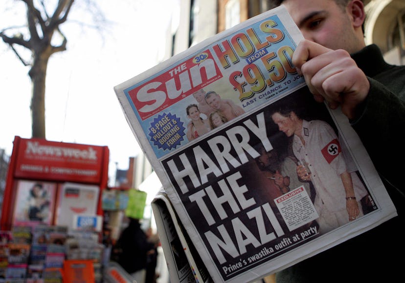 LONDON, UNITED KINGDOM:  A man reads the newspaper "The Sun" in London 13 January, 2005 with a headl...