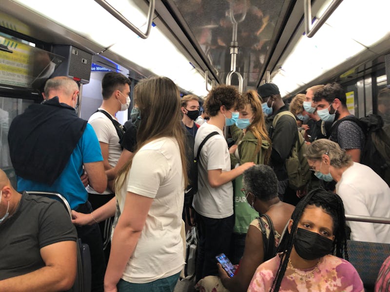 Many people wearing obligated masks on the Paris Metro during the Covid-19 pandemic"n