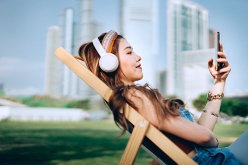 Woman signs up for Super Follows creator program on Twitter