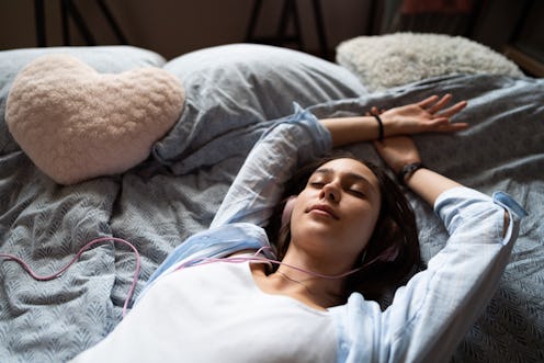 What 7 different dreams about falling really mean, according to experts.