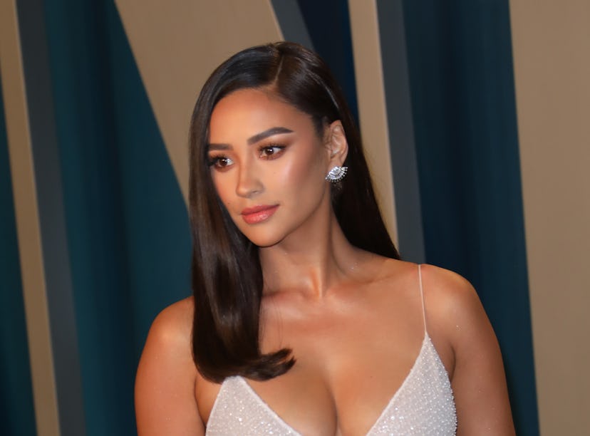 BEVERLY HILLS, CALIFORNIA - FEBRUARY 09: Shay Mitchell attends the 2020 Vanity Fair Oscar Party at W...