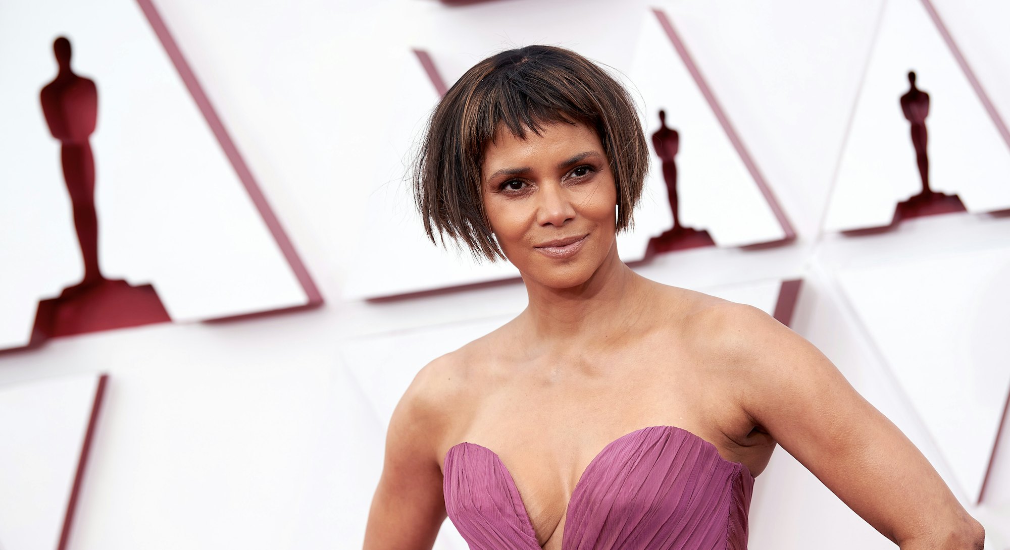 Halle Berry wore baby bangs at the 2021 Oscars. Turns out, it was just a wig.