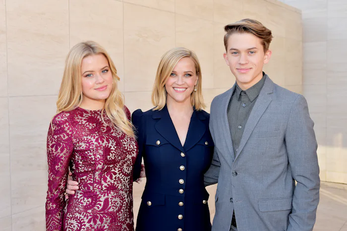 HOLLYWOOD, CALIFORNIA - DECEMBER 11: (l-R) Ava Elizabeth Phillippe, honoree Reese Witherspoon, and ...