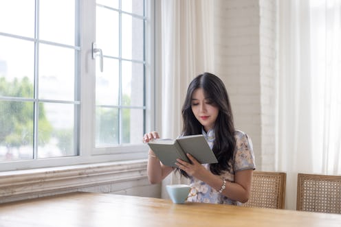 Asian girls reading in a cafe