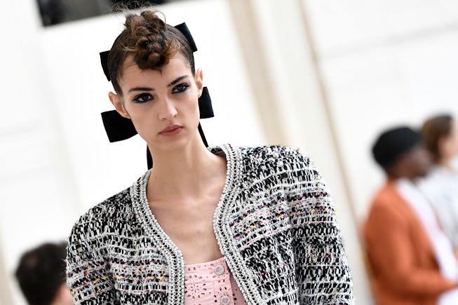 The Best Beauty Moments From Paris Haute Couture Fall Winter 2021 Paris Fashion Week 2022 Nylon.Com