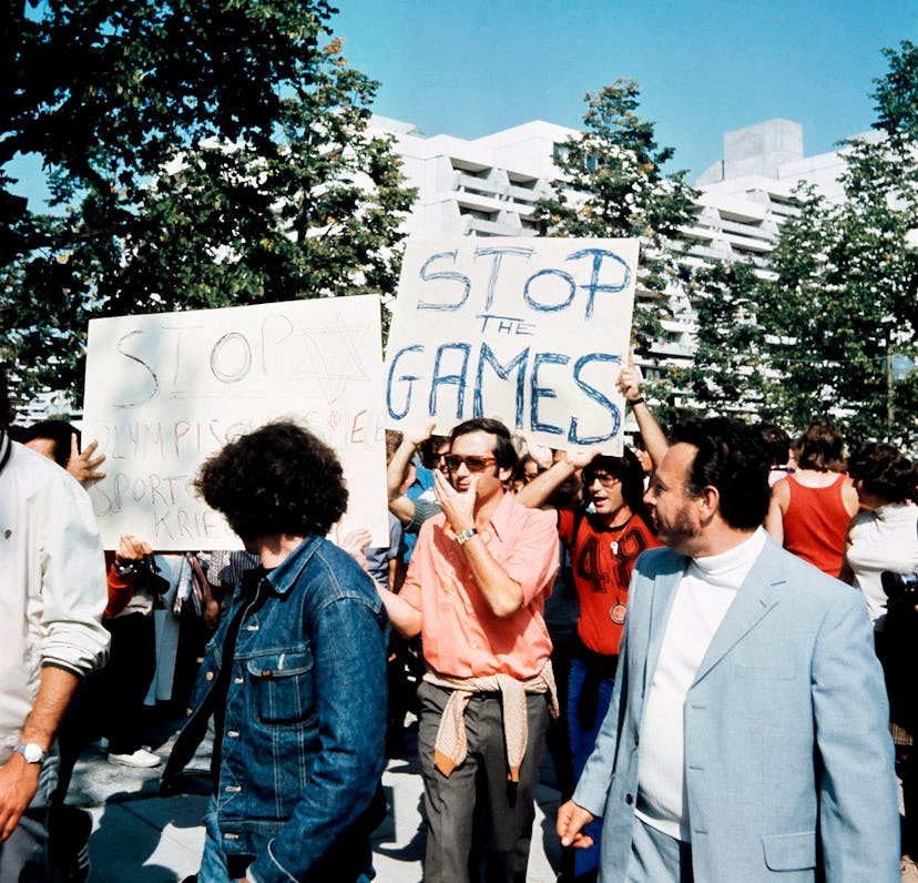 Israeli people demonstrate to stop the Olympic games, on September 06, 1972 in Munich, after the hos...