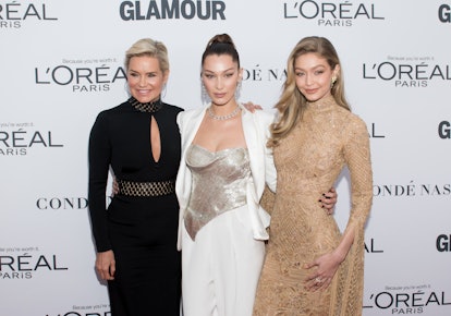 NEW YORK, NY - NOVEMBER 13: (L-R) Yolanda Foster, Bella Hadid and Gigi Hadid attend the 2017 Glamour...