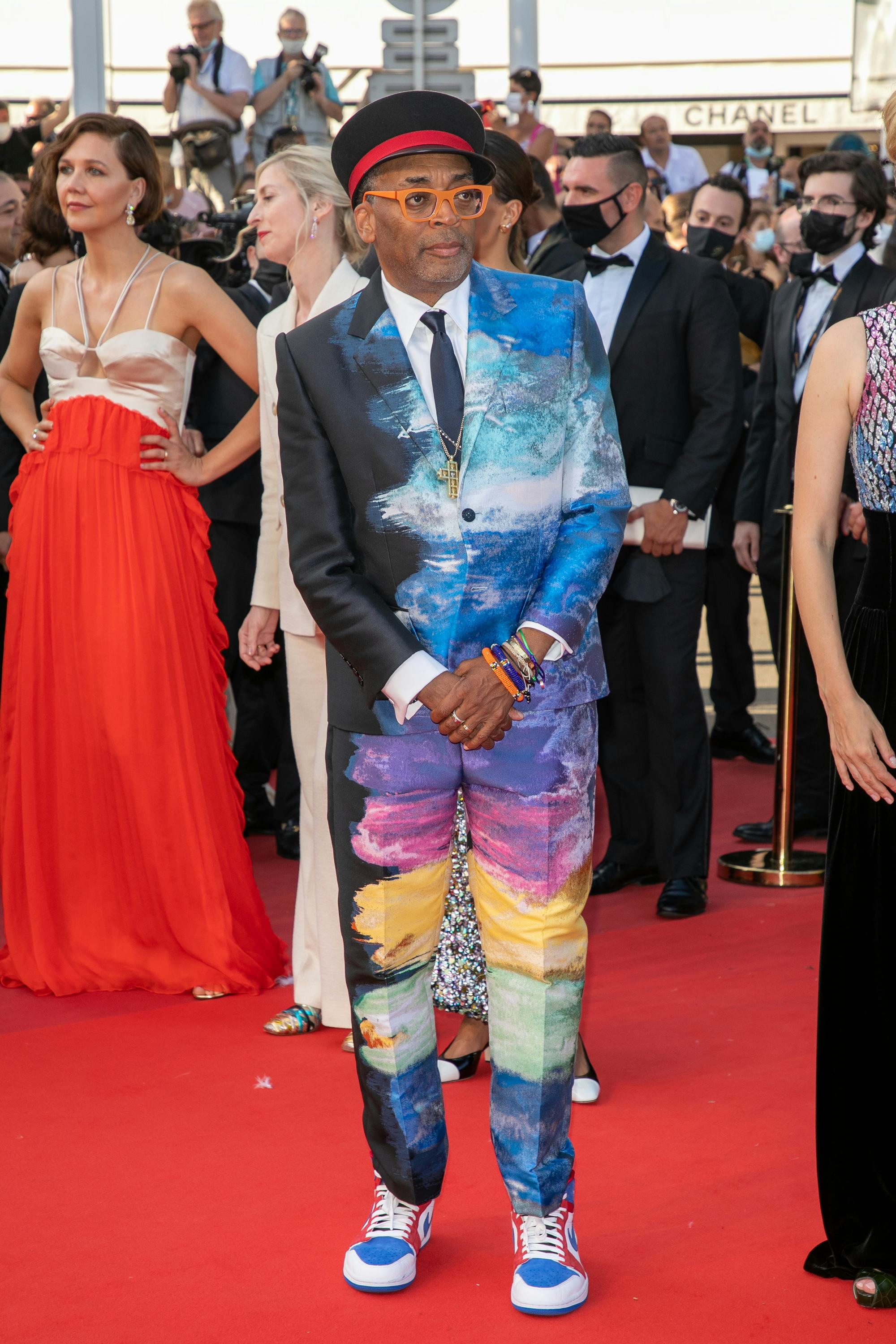 CANNES, FRANKREICH – 17. JULI: Maggie Gyllenhaal und Spike Lee nehmen an der Abschlussvorführung von „OSS 117: Fr… CANNES, FRANKREICH – 17. JULI: Maggie Gyllenhaal und Spike Lee nehmen an der Abschlussvorführung von „OSS 117: Fr…