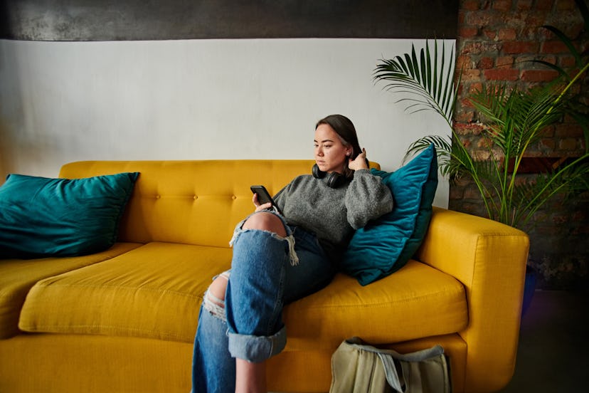 A woman texts a friend to reconnect after losing touch.