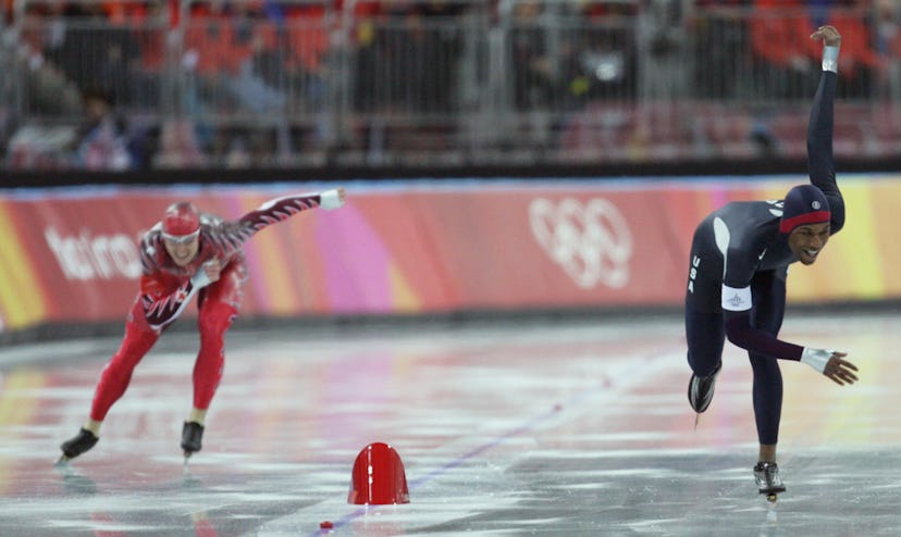 Turin, ITALY:  US Shani Davis (R) crosses the finish line ahead of Jeremy Wotherspoon of Canada of t...
